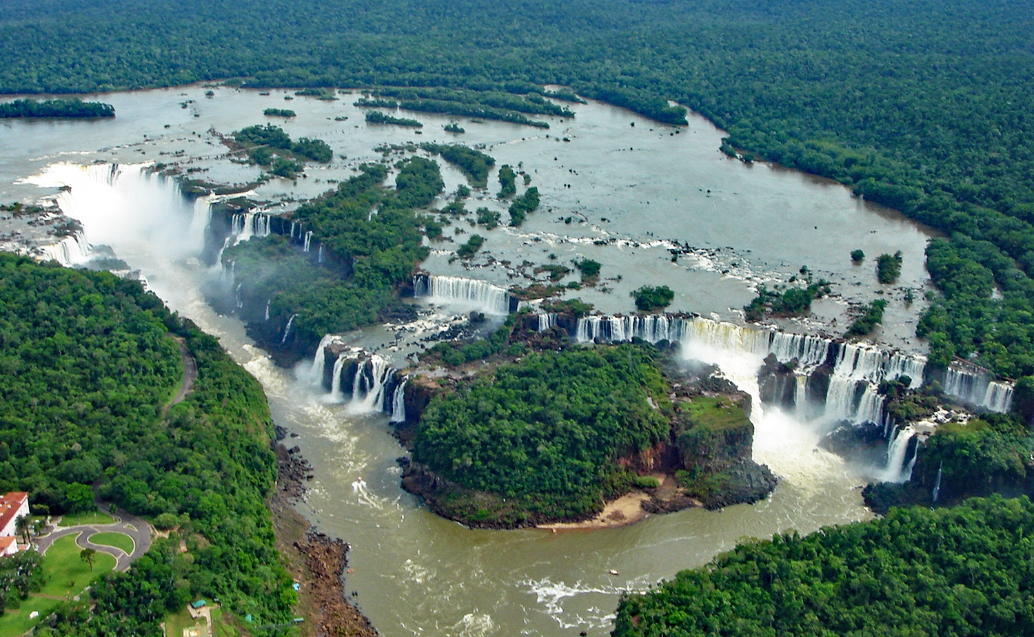 Imagem de referência de Cataratas do Iguaçu, descrito nos dados abertos como conjunto de quedas d'água entre o Brasil e a Argentina
