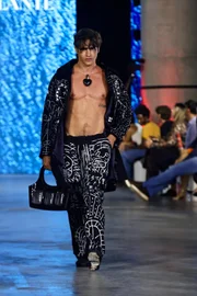 Louback leva performance de violinista ao Metrópoles Catwalk hoje (15/9)