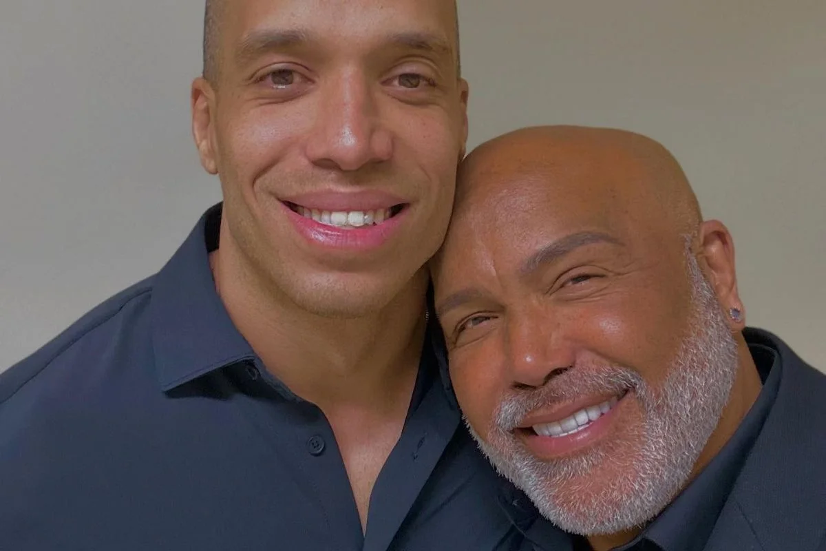 Foto colorida de Rick com o filho Victor