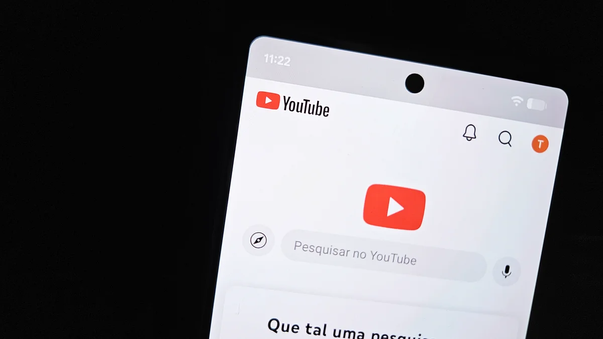 Celular com o aplicativo do YouTube