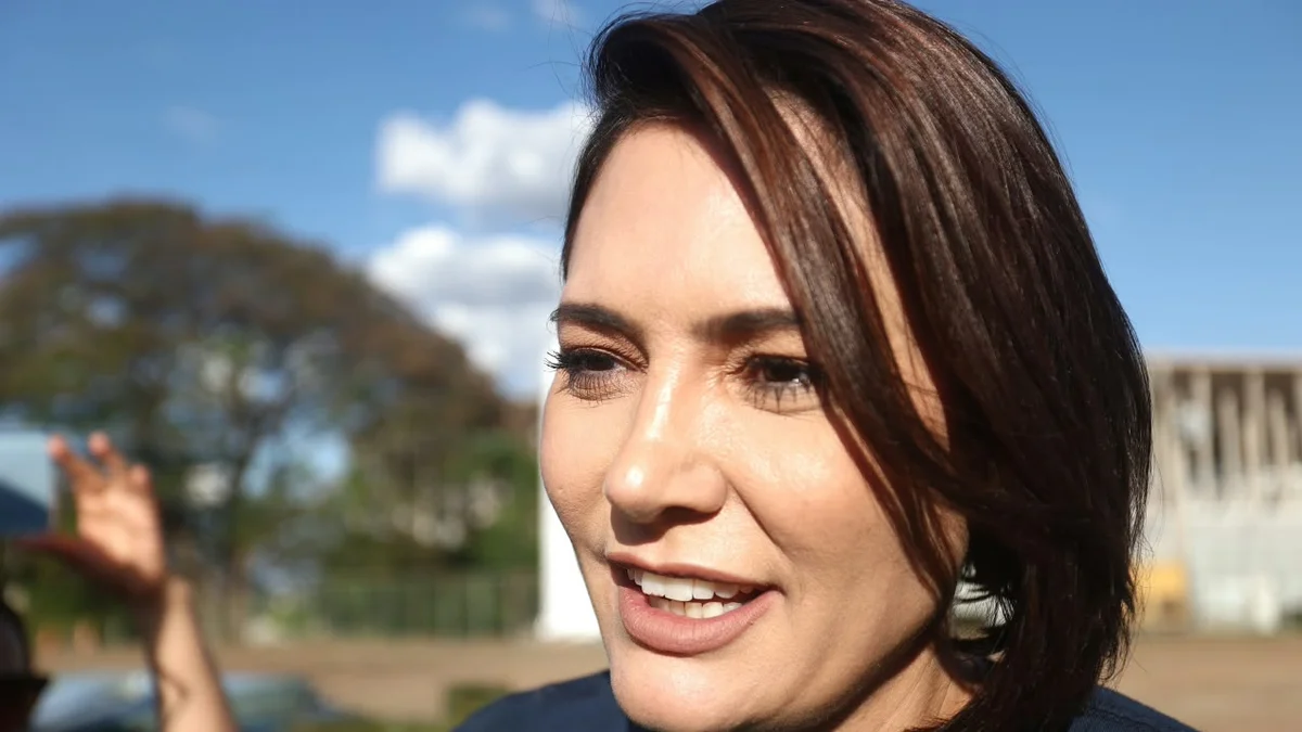 Michelle Bolsonaro é internada em hospital após crise de enxaqueca