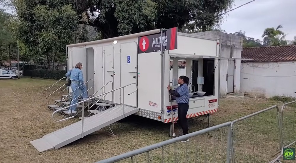 Banheiro de luxo na Muralha Up and Down: até ar condicionado — Foto: Silvio Boia/Arquivo pessoal