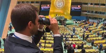 Rep&oacute;rter Felippe Coaglio, da TV Globo e GloboNews, levou um bin&oacute;culo para acompanhar de perto as rea&ccedil;&otilde;es dos l&iacute;deres mundiais aos discursos na Assembleia Geral da Organiza&ccedil;&atilde;o das Na&ccedil;&otilde;es Unidas (ONU) Foto: Reprodu&ccedil;&atilde;o/GloboNews