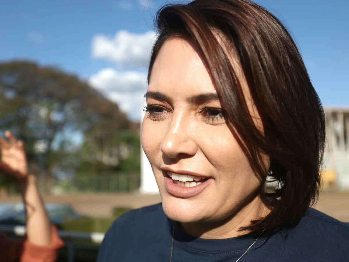 Michelle Bolsonaro é internada em hospital após crise de enxaqueca